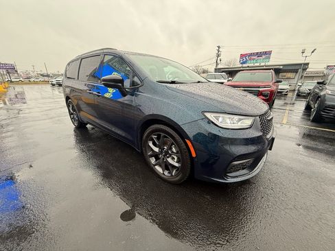 Used 2023 Chrysler Pacifica Limited w/ Uconnect Theater Family Group image 1