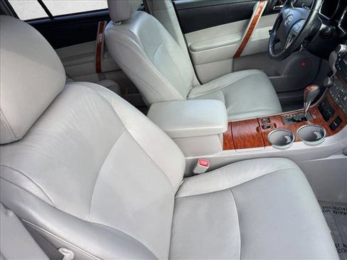 Used 2010 Toyota Highlander Limited image 18