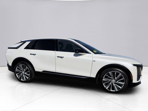 Used 2024 Cadillac Lyriq Luxury w/ LPO, Floor Liner Package AWD/4WD image 17