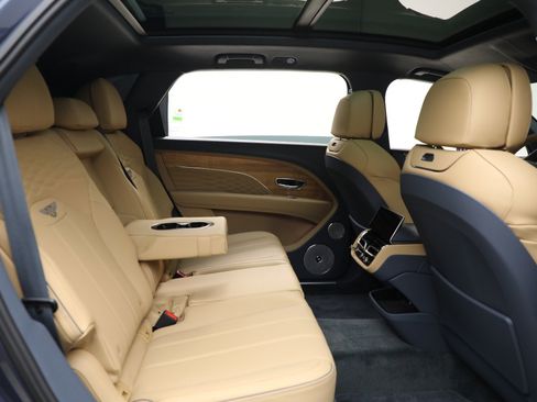 Certified 2025 Bentley Bentayga Extended Wheelbase AWD/4WD image 27