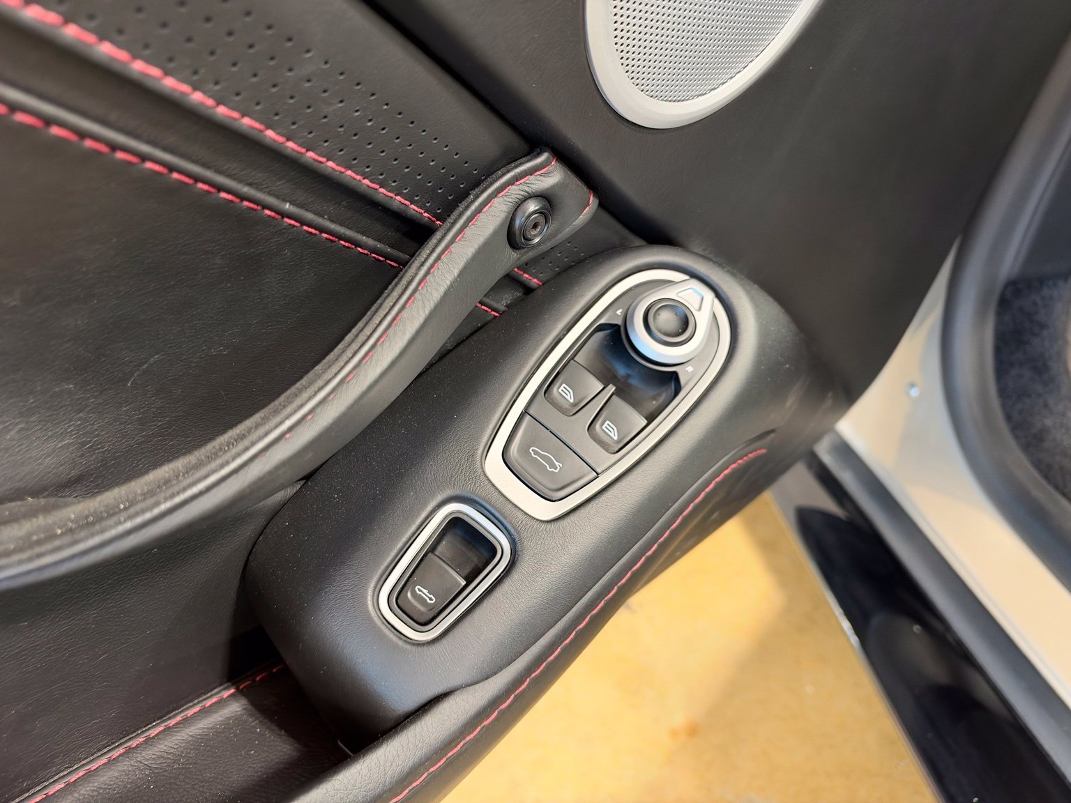 Used 2021 Aston Martin V8 Vantage Roadster RWD image 20