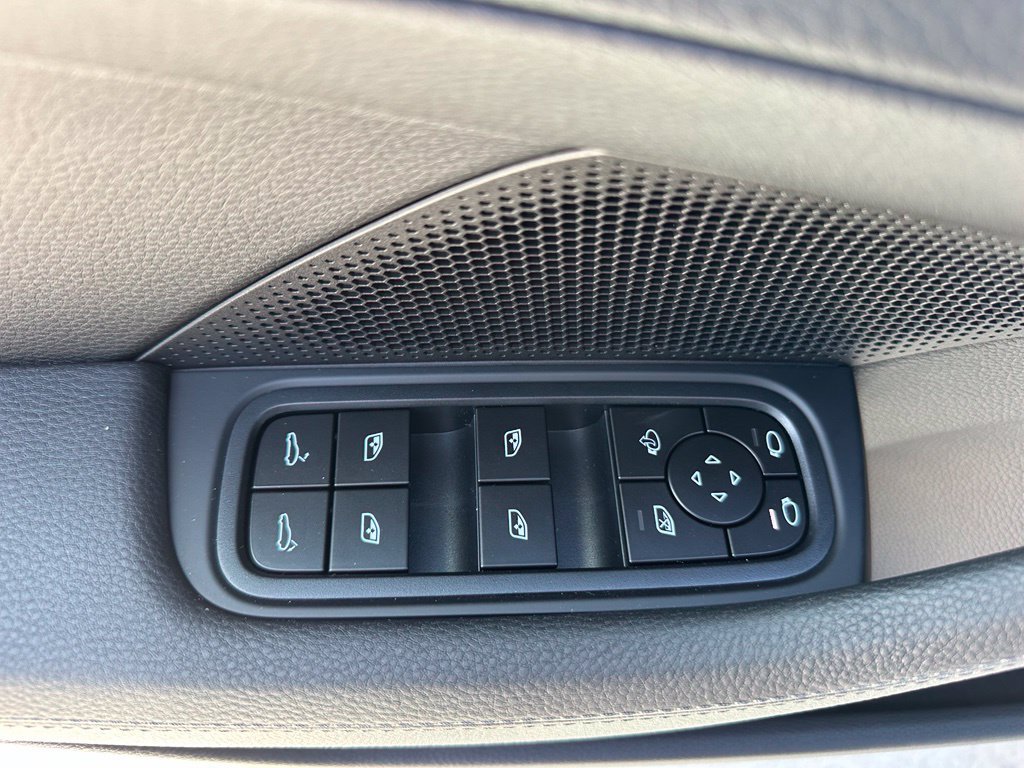 Used 2026 Porsche Panamera RWD image 18