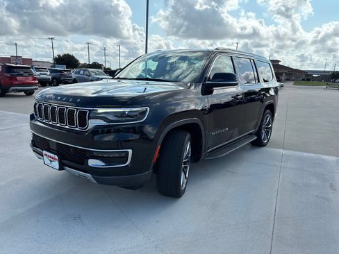 Used 2022 Jeep Wagoneer Series II w/ Premium Group I AWD/4WD image 3
