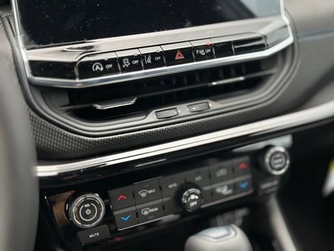 New 2025 Jeep Compass Limited w/ Sun & Sound Group AWD/4WD image 17