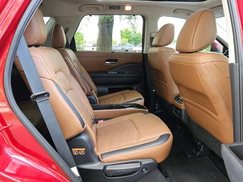 Used 2025 Nissan Pathfinder Platinum AWD/4WD image 14