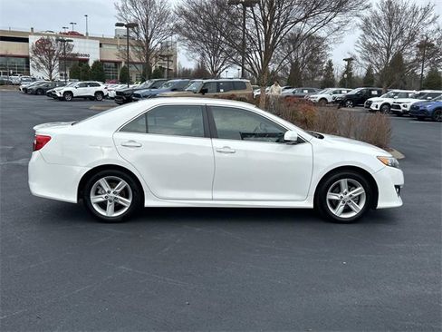 Used 2014 Toyota Camry L image 3