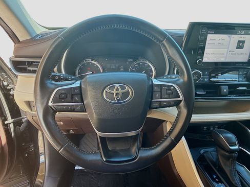 Used 2022 Toyota Highlander XLE image 10