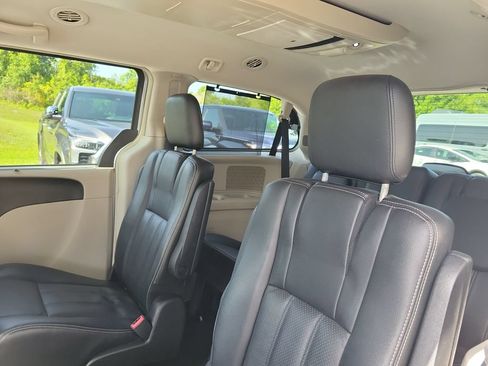 Used 2013 Chrysler Town & Country Touring-L w/ Driver Convenience Group FWD image 24