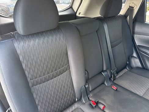 Used 2018 Nissan Rogue S image 19