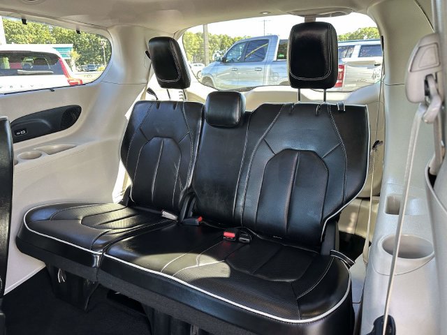 Used 2023 Chrysler Pacifica Limited FWD image 8