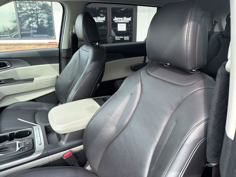 Used 2023 Kia Carnival LX image 2