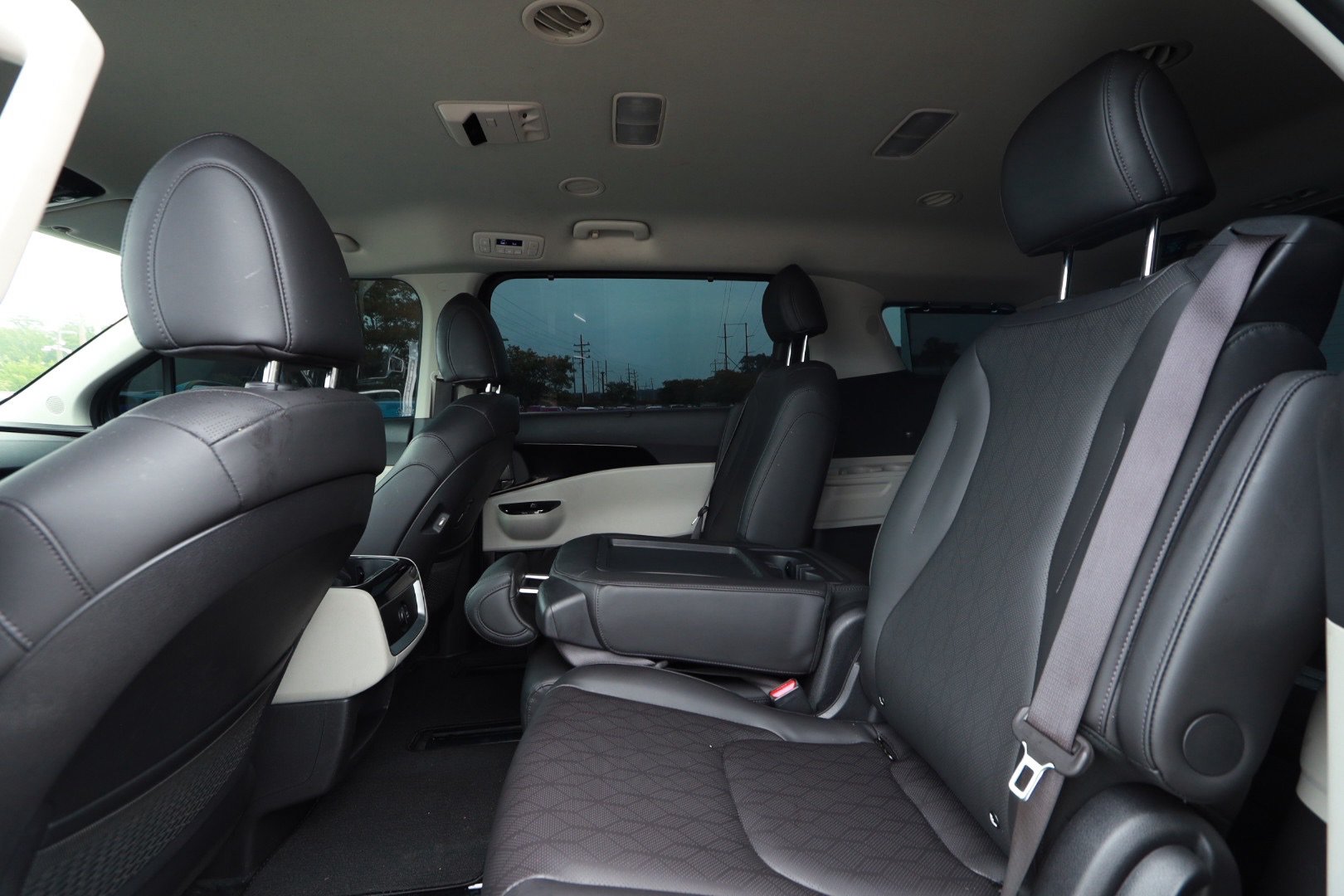 Used 2024 Kia Carnival EX FWD image 25