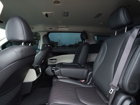 Used 2024 Kia Carnival EX FWD image 25
