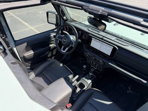 Used 2024 Jeep Wrangler Unlimited Sahara w/ Technology Group AWD/4WD image 48