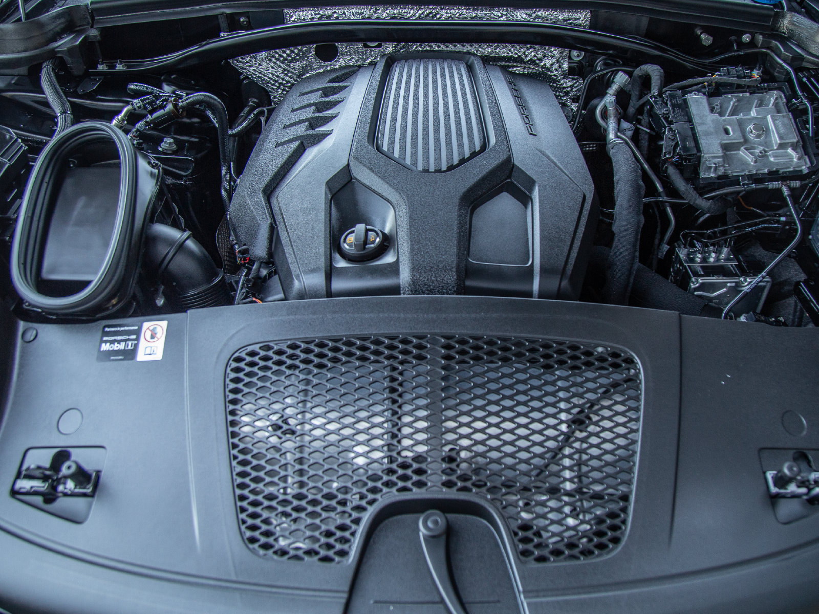 Certified 2026 Porsche Macan AWD/4WD image 28