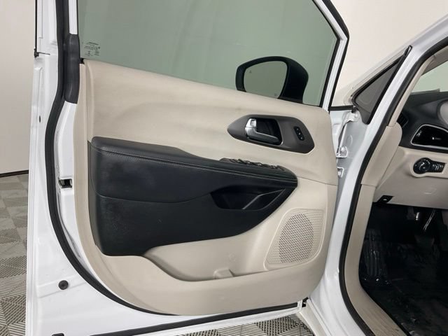 Used 2023 Chrysler Pacifica Touring-L FWD image 11