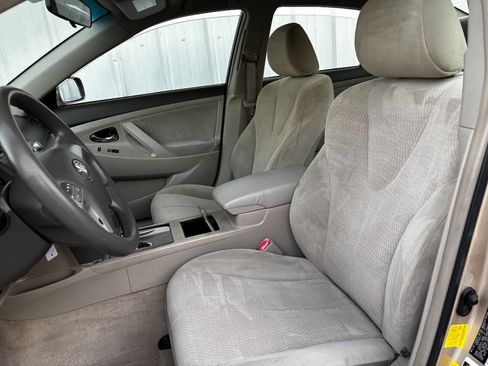 Used 2011 Toyota Camry LE image 25