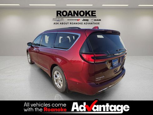 Used 2022 Chrysler Pacifica Limited image 5