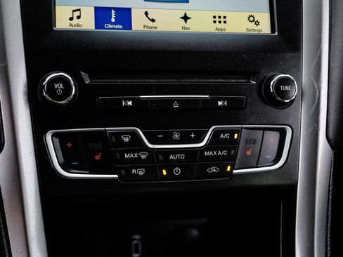 Used 2018 Ford Fusion SE w/ Fusion SE Technology Package FWD image 33