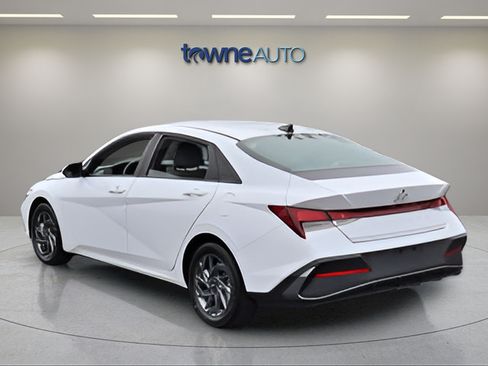 Used 2024 Hyundai Elantra SEL FWD image 3