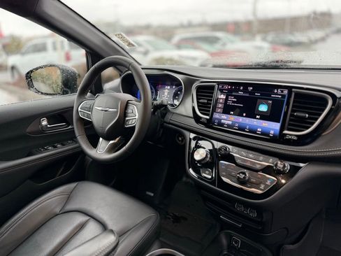 Used 2025 Chrysler Pacifica Select AWD/4WD image 20