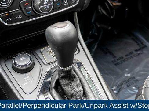 Used 2019 Jeep Cherokee Overland w/ Technology Group AWD/4WD image 43