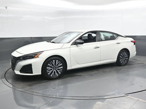 Used 2025 Nissan Altima 2.5 SV FWD image 7