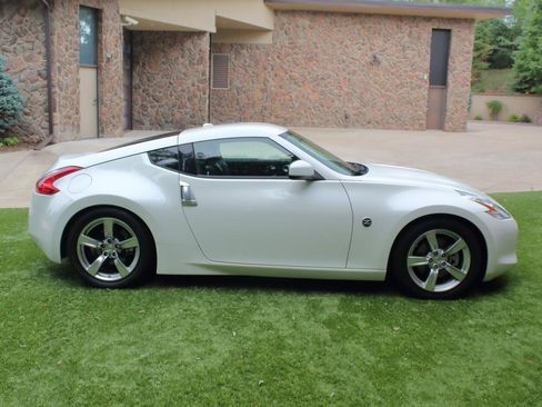 Used 2009 Nissan 370Z Touring RWD image 4