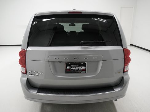 Used 2018 Dodge Grand Caravan SE w/ UConnect Hands-Free Group image 5