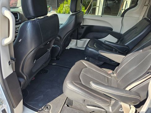Used 2022 Chrysler Pacifica Touring-L FWD image 15