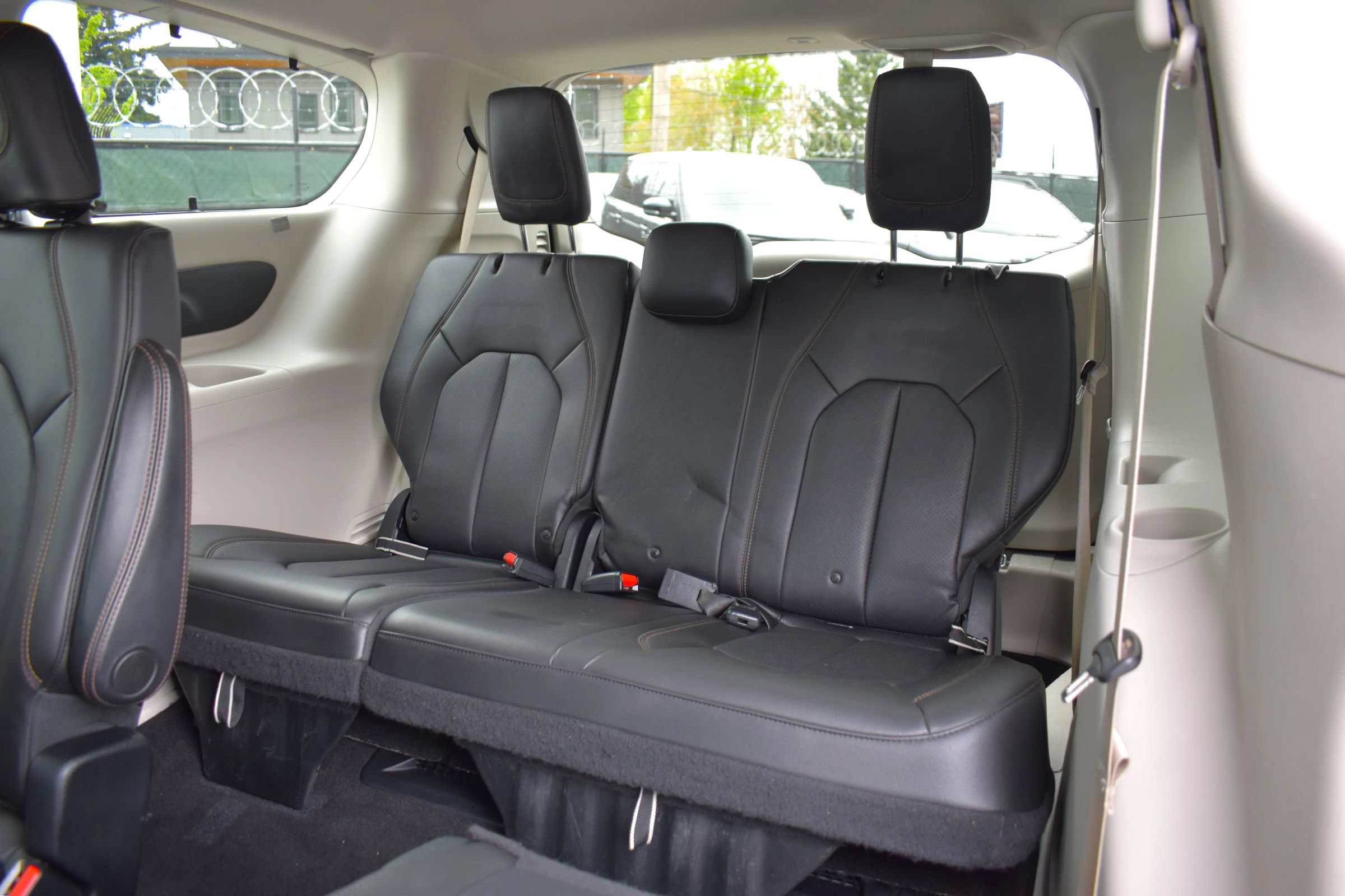 Used 2018 Chrysler Pacifica Touring-L FWD image 47