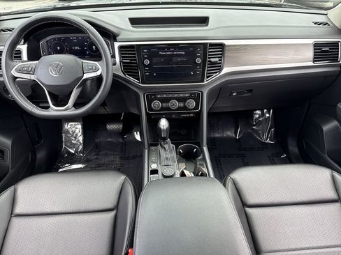 Used 2022 Volkswagen Atlas SE image 2