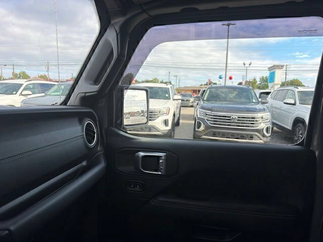 Used 2022 Jeep Wrangler Unlimited Sahara AWD/4WD image 16