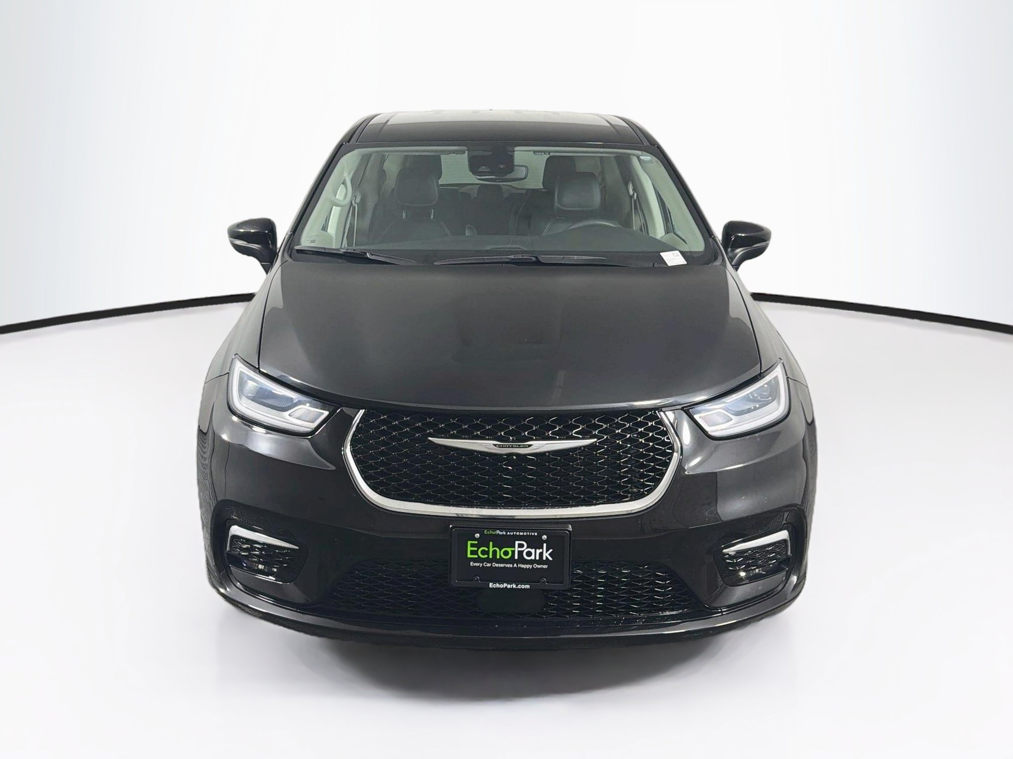 Used 2023 Chrysler Pacifica Touring-L FWD image 2