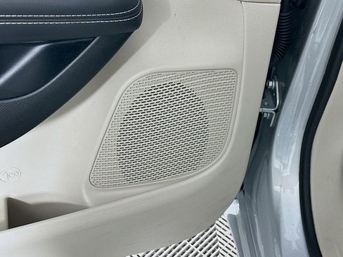 Used 2024 Chrysler Pacifica Touring-L image 25