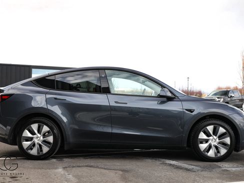 Used 2023 Tesla Model Y Long Range image 18