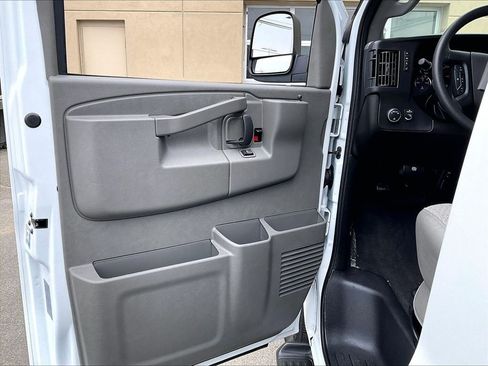Used 2025 Chevrolet Express 3500 LT w/ LT Preferred Equipment Group RWD image 9