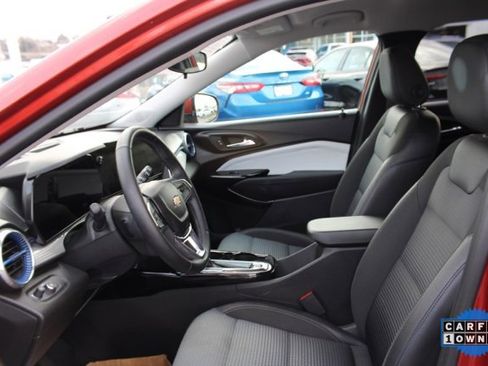 Used 2024 Chevrolet Trax LT w/ LT Convenience Package image 17