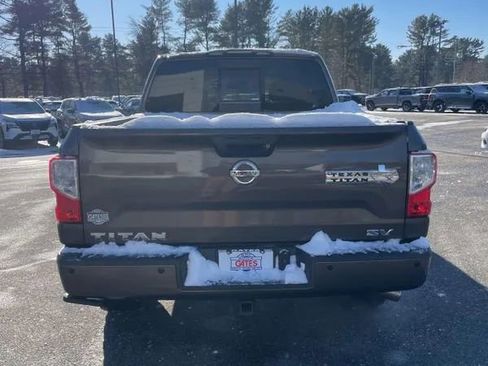 Used 2017 Nissan Titan SV image 4