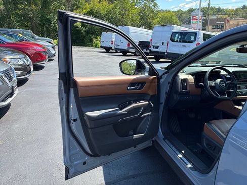 Certified 2023 Nissan Pathfinder Platinum AWD/4WD image 16