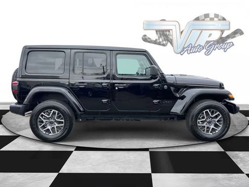 Used 2025 Jeep Wrangler Sahara image 4