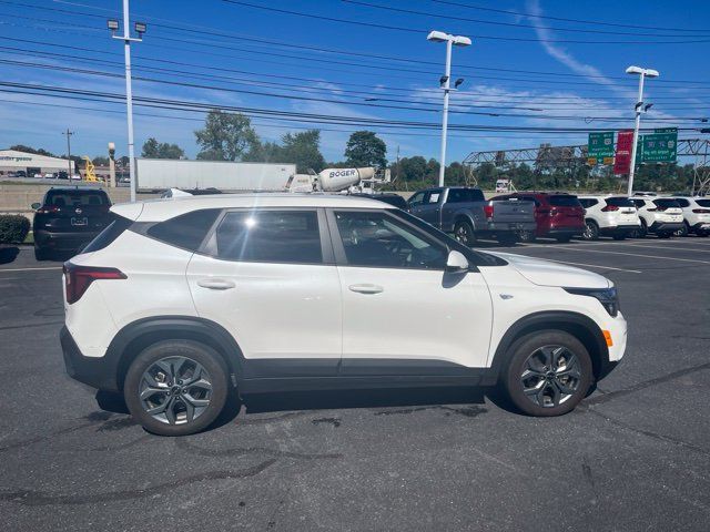 Used 2025 Kia Seltos LX AWD/4WD image 8