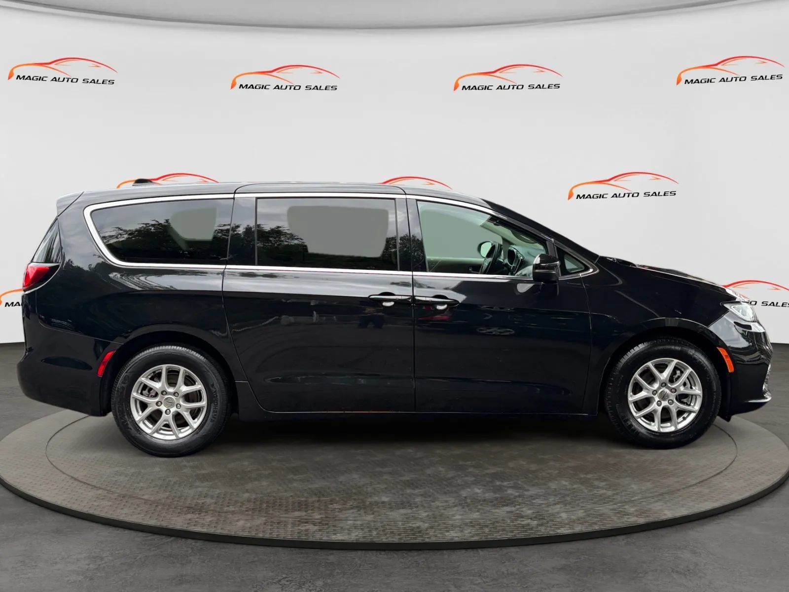 Used 2023 Chrysler Pacifica Touring-L FWD image 6
