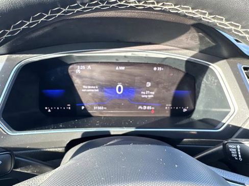 Used 2022 Volkswagen Tiguan SE image 32