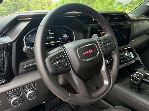 Used 2024 GMC Sierra 1500 AT4 w/ Technology Package image 10