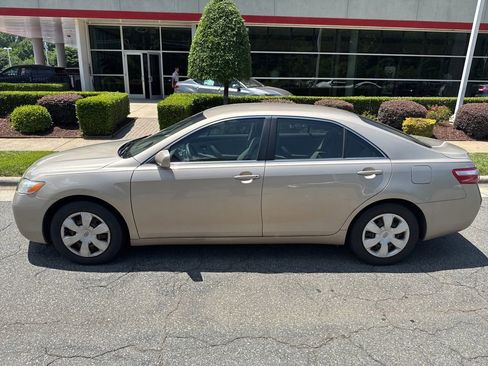 Used 2009 Toyota Camry LE FWD image 3
