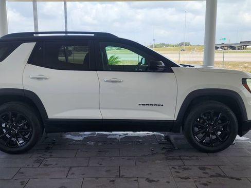 Used 2025 GMC Terrain Elevation w/ Elevation Premium Package image 5