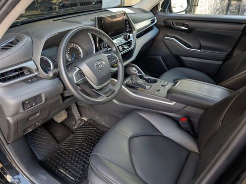 Used 2025 Toyota Highlander XLE image 2