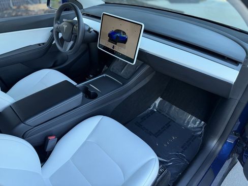 Used 2022 Tesla Model Y Long Range image 30