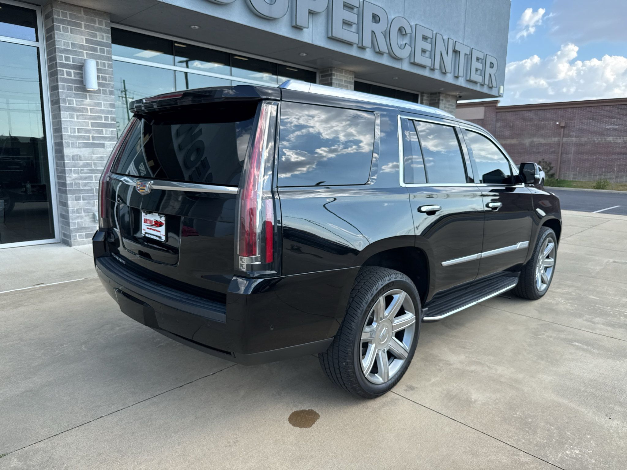 Used 2018 Cadillac Escalade Luxury AWD/4WD image 7